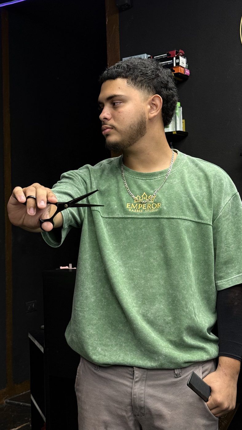 Barbero de perfil con la tijera en la mano